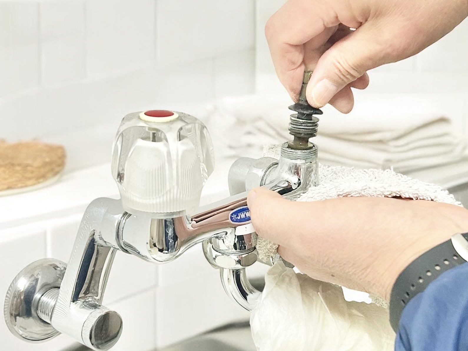 水漏れサポートの担当者がお客様のご自宅へ伺い、蛇口の中に使われているバルブ(弁という部品)を交換している画像になります