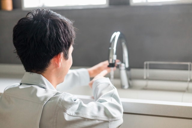 水漏れが生じていて、漏れの頻度が多い場合は業者に連絡をすることをおすすめします。漏れの箇所が軽妙なときは時間も少なく済み、且つ作業料金もお安くなることもすくなくありません。