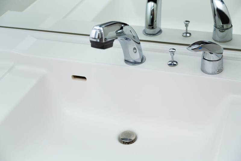 作業員が訪問し、漏れている箇所を確認。「蛇口なのか配管なのか？」「共用部分か専有部分か？」をチェック。床下や壁の中など見えにくい場所も点検します。