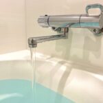 お風呂の水漏れでよくある原因（シャワーホース・蛇口・排水口・壁・浴槽等）を症状別に解説。自分でできる応急処置から修理費用相場・業者の選び方まで詳しく紹介します