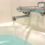 お風呂の水漏れでよくある原因（シャワーホース・蛇口・排水口・壁・浴槽等）を症状別に解説。自分でできる応急処置から修理費用相場・業者の選び方まで詳しく紹介します