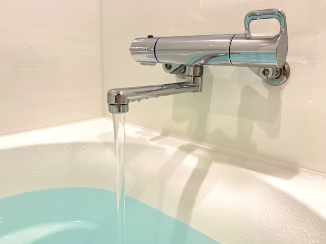 お風呂の水漏れでよくある原因（シャワーホース・蛇口・排水口・壁・浴槽等）を症状別に解説。自分でできる応急処置から修理費用相場・業者の選び方まで詳しく紹介します