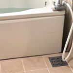 お風呂のシャワーホースから水漏れする原因（ホース亀裂・接続部パッキン劣化・シャワーヘッド破損等）を症状別に解説