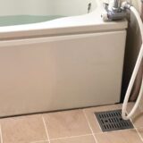 お風呂のシャワーホースから水漏れする原因（ホース亀裂・接続部パッキン劣化・シャワーヘッド破損等）を症状別に解説