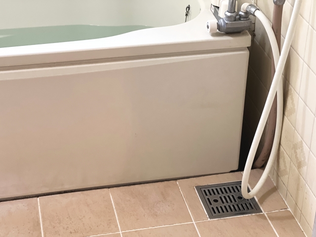 お風呂のシャワーホースから水漏れする原因（ホース亀裂・接続部パッキン劣化・シャワーヘッド破損等）を症状別に解説