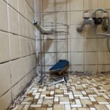 お風呂の排水が逆流する原因（排水管詰まり・排水管勾配不良・下水管の問題等）を解説