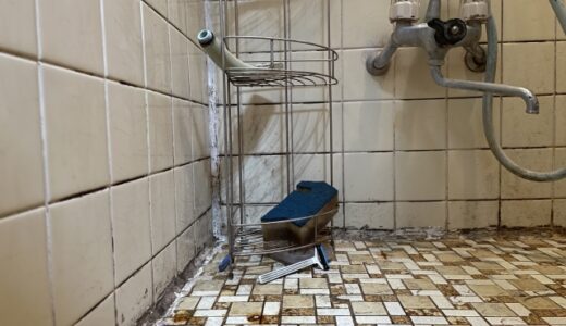 お風呂の排水が逆流する原因（排水管詰まり・排水管勾配不良・下水管の問題等）を解説