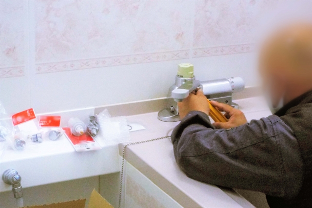 お風呂の水漏れ修理費用の相場（シャワーホース・蛇口・排水管・浴槽等）を症状別に一覧で解説。悪質業者を避ける選び方・見積もりのポイントまで