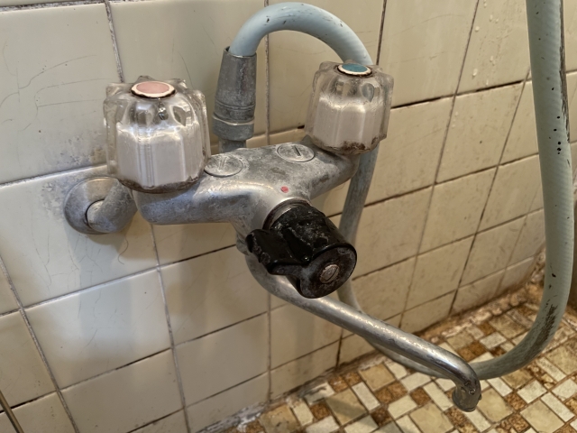 お風呂の蛇口・混合水栓から水漏れする原因（カートリッジ劣化・パッキン・Oリング等）を症状別に解説