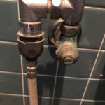 トイレ配管（給水管・排水管）から水漏れする原因をパターン別に解説。自分でできる応急処置から修理費用相場・業者の選び方まで詳しく紹介