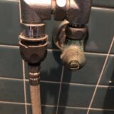 トイレ配管（給水管・排水管）から水漏れする原因をパターン別に解説。自分でできる応急処置から修理費用相場・業者の選び方まで詳しく紹介