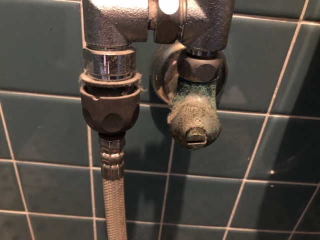 トイレ配管（給水管・排水管）から水漏れする原因をパターン別に解説。自分でできる応急処置から修理費用相場・業者の選び方まで詳しく紹介