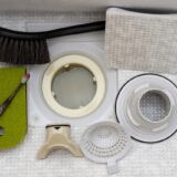 お風呂の排水口が詰まる原因（髪の毛・石鹸カス・皮脂・カビ等）を解説。ラバーカップ・重曹・専用薬剤を使った自分でできる解消法