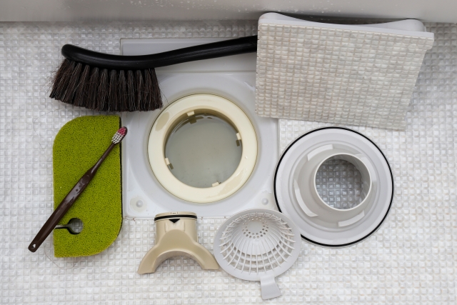 お風呂の排水口が詰まる原因（髪の毛・石鹸カス・皮脂・カビ等）を解説。ラバーカップ・重曹・専用薬剤を使った自分でできる解消法