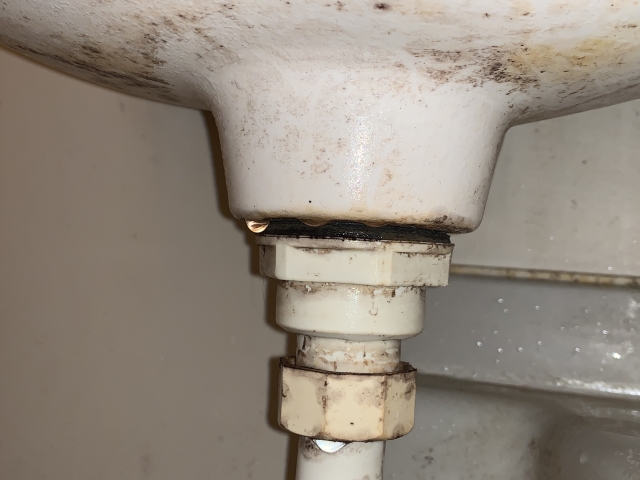 トイレ接続部（タンクと便器・給水管・排水管の継ぎ目）から水漏れする原因を徹底解説