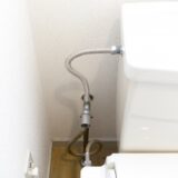 トイレ止水栓から水漏れする原因（パッキン劣化・ハンドル緩み等）を症状別に解説。