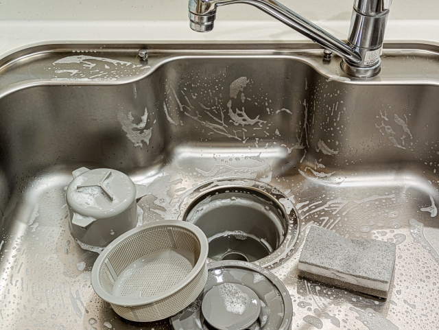 千葉市でも「気づいたらシンク下が濡れていた」というご相談が増えています。本記事では、シンク排水口の水漏れ原因と自分でできる対処法、業者に依頼すべきケースについて分かりやすく解説します