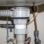 千葉市で洗面台の排水トラップから水漏れする原因（ナット緩み・パッキン劣化・トラップ本体劣化等）を解説