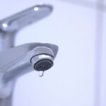 千葉市で洗面台の止水栓から水漏れする原因（スピンドルパッキン劣化・ナット緩み・本体腐食・固着）を解説
