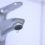 千葉市で洗面台の止水栓から水漏れする原因（スピンドルパッキン劣化・ナット緩み・本体腐食・固着）を解説