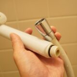 千葉市で洗面台のシャワーホースから水漏れする原因（ホース亀裂・接続部パッキン劣化・水受けタンク溢れ等）を解説