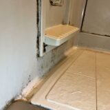 八街市にお住まいでユニットバスの床にカビが発生して困っている方へ。カビが発生する原因4選・放置するリスク・自分でできる掃除方法・防水施工