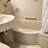 八街市朝日にお住まいでユニットバスの床が濡れて困っている方へ。シャワーカーテンの使い方・サイズ不良・レール位置など床が濡れる原因4選と、今日からできる対策5つ、業者に相談すべきケースまで詳しく解説します