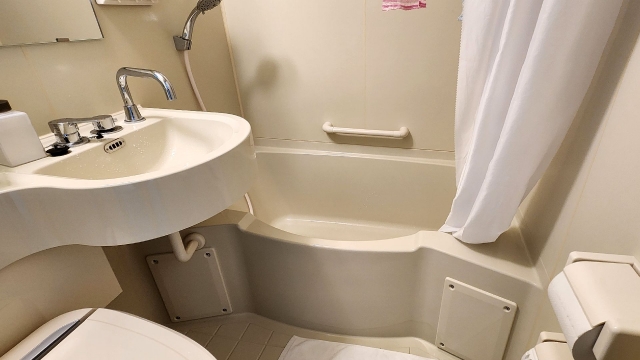 八街市朝日にお住まいでユニットバスの床が濡れて困っている方へ。シャワーカーテンの使い方・サイズ不良・レール位置など床が濡れる原因4選と、今日からできる対策5つ、業者に相談すべきケースまで詳しく解説します