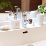 千葉市で洗面台の水漏れにお困りの方向けの総合ガイド。蛇口・洗面台下・排水トラップ・給水管・止水栓など水漏れ箇所別の原因と対処法、費用相場、業者に相談すべき目安まで、症状別記事へのリンク付きでまとめて解説します