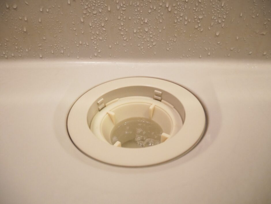 八街市でユニットバスの排水溝が割れて困っている方へ。自分で直そうとする前に知っておきたいリスク、ご相談から修理完了までの流れ、費用の目安まで、初めての方にも分かりやすく解説します