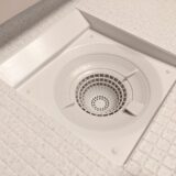 八街市朝日にお住まいでユニットバスの排水口のゴミ受け(バスケット)が変色したりヒビ割れたりしてお困りの方へ。劣化の原因4選・放置リスク・自分でできる交換方法・業者への相談が必要なケースまで詳しく解説
