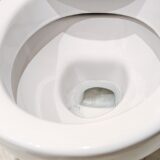 八街市でトイレの水漏れにお困りの方へ。タンク内部の部品劣化・給水管や止水栓の緩み・便器と床の接合部・ウォシュレット接続部など原因別の見分け方と修理方法、費用相場、業者へ相談すべき目安まで詳しく解説します