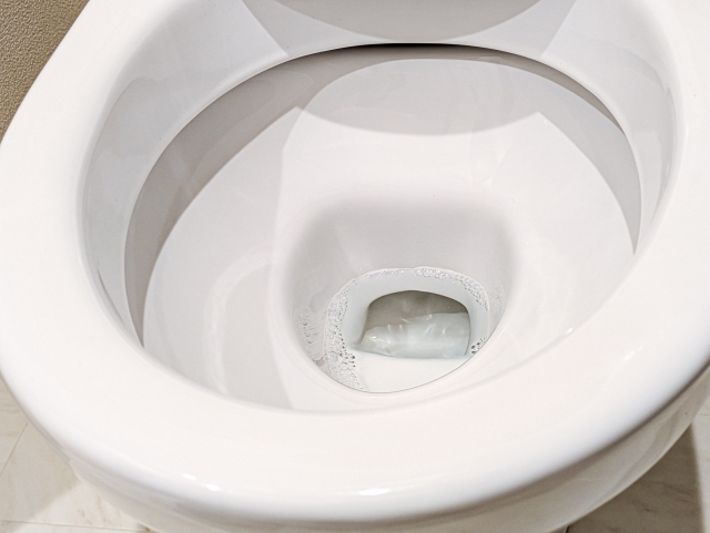 八街市でトイレの水漏れにお困りの方へ。タンク内部の部品劣化・給水管や止水栓の緩み・便器と床の接合部・ウォシュレット接続部など原因別の見分け方と修理方法、費用相場、業者へ相談すべき目安まで詳しく解説します